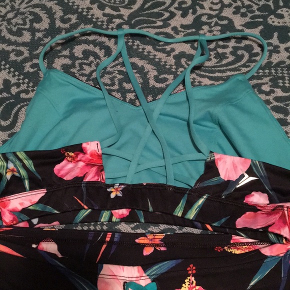 Old Navy Floral Petit Workout Leggings & Sportsbra - Picture 4 of 8